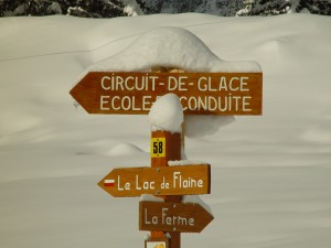 Le flèchage avec le lac, la ferme et l'école de conduite